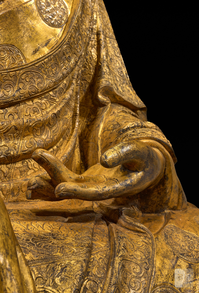 STATUE MONUMENTALE IMPÉRIALE D'UN MAÎTRE DE LA LIGNÉE DES KARMAPA EN BRONZE DORÉ  CHINE, DYNASTIE MING, XVE SIÈCLE - 图9
